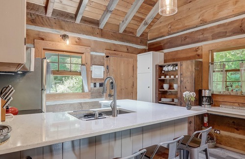 Cataloochee Ranch Cabin | Modern, Rustic Log Cabin. Secluded, Close to Cataloochee. Fast WiFi!