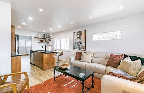 People's Freeway Apartment | Modern Rustic Stay | Hot Tub | Downtown