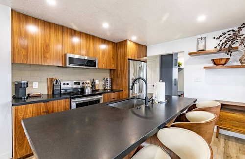 People's Freeway Apartment | Modern Rustic Stay | Hot Tub | Downtown