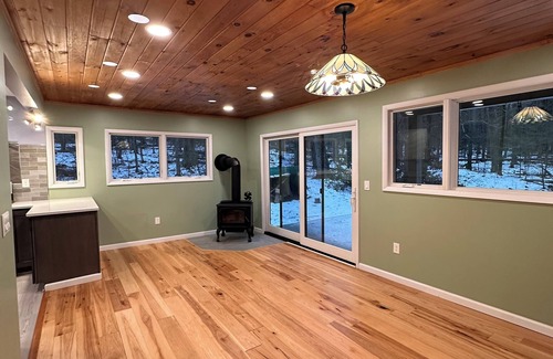 Accord Cabin | Modern, Serene Cabin with Outdoor Fireplace in Kerhonkson