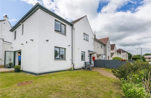 Dunbar House | Modern Spacious 4 Bedroom Property in Desirable Part of Town