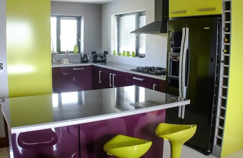 Enniscrone House | Modern Spacious home beside beach and golf