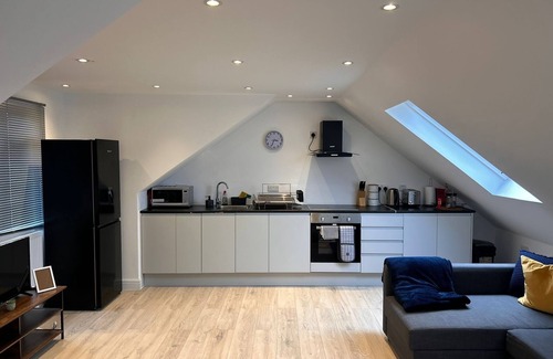 West Hendon Apartment | MODERN Split level apartment/close to big shopping centres and train station