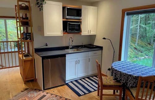 Salt Spring Island Apartment | Modern studio.