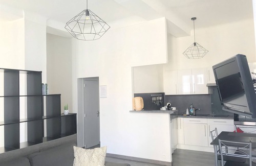 Auxerre Apartment | Modern studio, hyper city center