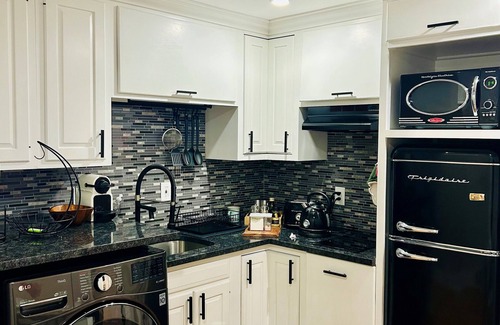 Belmont Apartment | Modern Studio near Universities Pharma & Hospitals