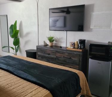 Bryant Apartment | Modern Studio Retreat with King Bed - Cozy Comfort