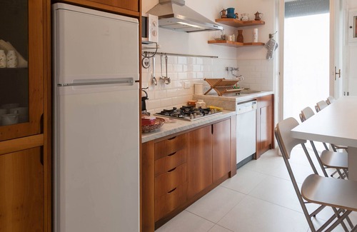 Marina di Carrara House | Modern style house with large enclosed garden.