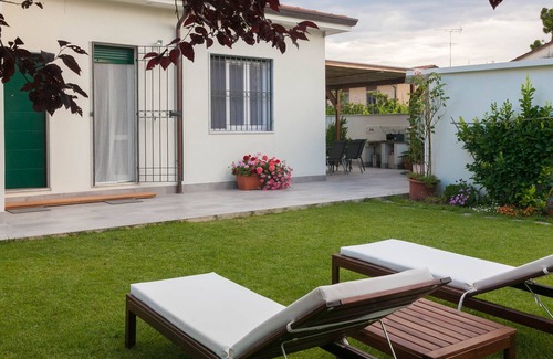 Marina di Carrara House | Modern style house with large enclosed garden.