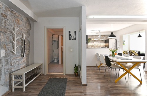 Kastel Kambelovac Apartment | Modern & stylish apartment Kambelovac 1 for up to 5 persons, 150m from the beach