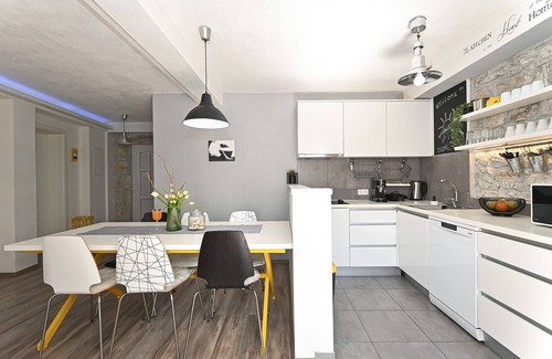 Kastel Kambelovac Apartment | Modern & stylish apartment Kambelovac 1 for up to 5 persons, 150m from the beach