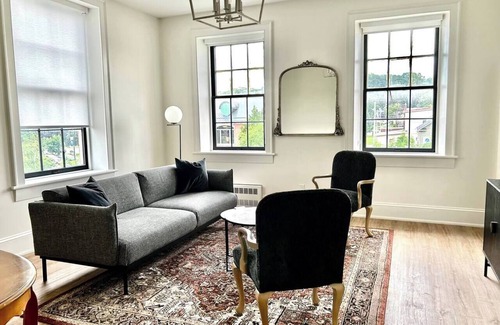 Port Hope Apartment | Modern suite (2 Queens) on the River