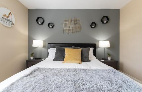 Valencia Apartment | Modern Suitevipwifipool2 King Bedsac