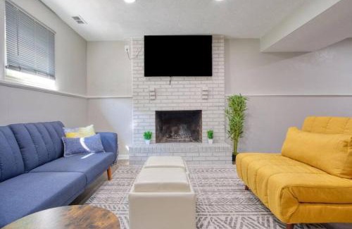 West Newton House | Modern-Sunroom-15min to DwnTwn-Grps-Kids-Firepit