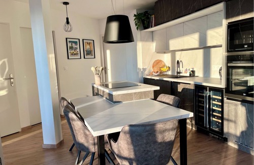 La Rochelle Apartment | Modern T3 apartment with parking 5 minutes from the market