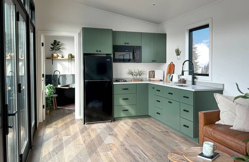 Milroy Cabin | Modern Tiny Home/With Hot Tub!