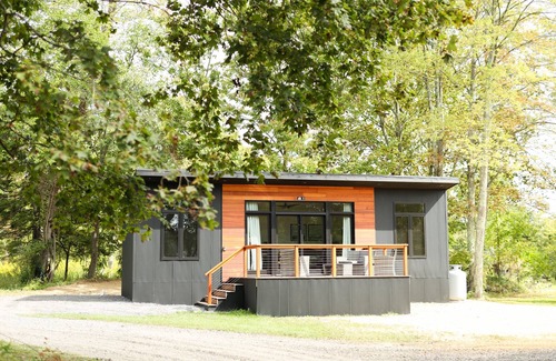 Milroy Cabin | Modern Tiny Home/With Hot Tub!