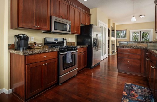 Metzger House | Modern Townhome With Open Floor Plan and Pool Table Near Washington Square, 8.5 miles to Downtown