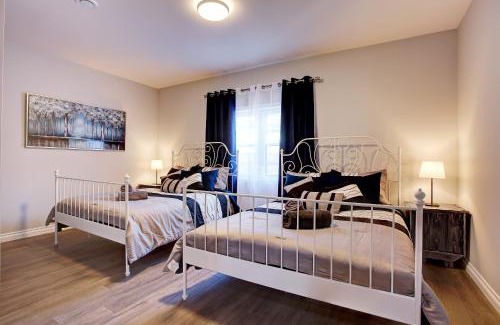 Cote-Saint-Paul House | Modern Townhouse with Rooftop Deck
