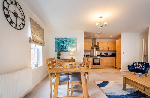 Stuppington Condo | Modern Two Bed Ground Floor Apartment With Parkingn