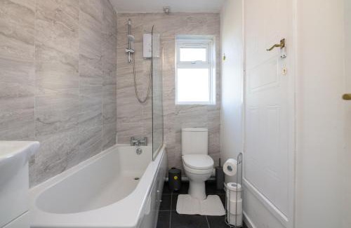 Tipton House | Modern Two Bedroom House with Parking