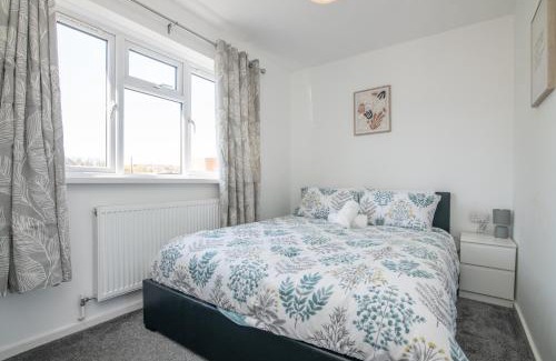 Tipton House | Modern Two Bedroom House with Parking
