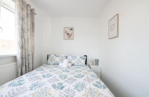 Tipton House | Modern Two Bedroom House with Parking