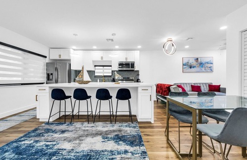 Edgewood House | Modern Updated Home - Pet Friendly - 15 min or less to airport/beach/downtown