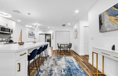 Edgewood House | Modern Updated Home - Pet Friendly - 15 min or less to airport/beach/downtown