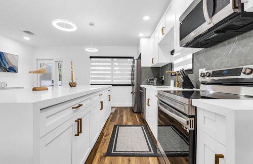 Edgewood House | Modern Updated Home - Pet Friendly - 15 min or less to airport/beach/downtown