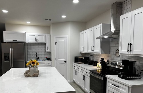 Mission House | Modern upscale townhome 5min drive from shopping,restaurants,movies,mall