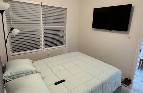 Mission House | Modern upscale townhome 5min drive from shopping,restaurants,movies,mall