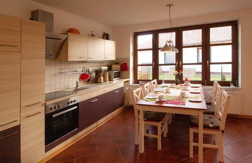 Fleeth Condo | Modern vacation apartment 250 m to the lake, south-facing terrace and barbecue, fully fenced.
