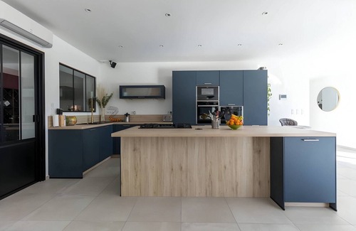 Yvre-l'Eveque Villa | Modern Villa for 10 with Private Pool