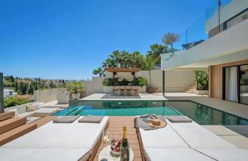 Nueva Andalucia Villa | Modern Villa with Stunning Sea and Mountain View