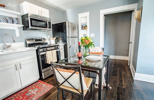 Willmore Apartment | Modern-Vintage Craftsman Apartment: Near Beach/Downtown Long Beach