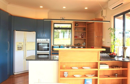 Warkworth House | Modern warm house short 5 minute drive from Matakana. Walk to great vineyards