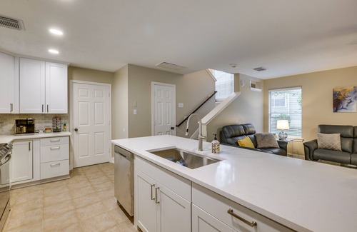 Alden Bridge House | Modern Woodlands Townhome w/Spacious Yard & Patio