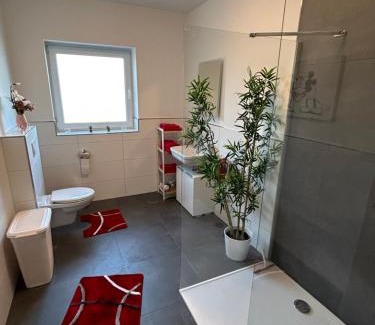 Schiffdorferdamm Apartment | Moderne Ferienwohnung Green Forest mit Infrarotsauna, Balkon und Stellplatz