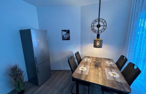 Schiffdorferdamm Apartment | Moderne Ferienwohnung Green Forest mit Infrarotsauna, Balkon und Stellplatz