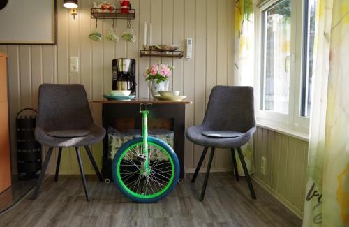 Steina House | modernes Tiny House mit Sonnenterrasse, Kräutergarten und Fahrradgarage