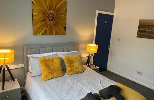 Runcorn Apartment | Modernised 4bed stay-away-home in Runcorn sleeps 7