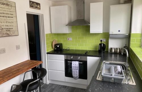Runcorn Apartment | Modernised 4bed stay-away-home in Runcorn sleeps 7