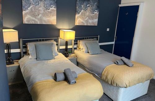 Runcorn Apartment | Modernised 4bed stay-away-home in Runcorn sleeps 7