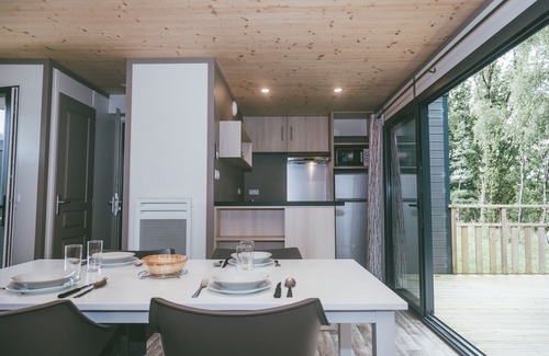 Rochefort-en-Terre House | Modernl cottage with terrace by a lake