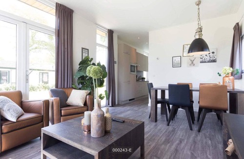 Cromvoirt Ski Chalet | ✓ Module at Résidence de Leuvert ✓ Holiday home for 5 persons ✓ Located near Den Bosch (Noord-Brabant) ✓ Near De IJzeren Man ✓ Book directly through the park