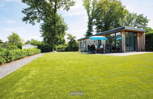 Cromvoirt Ski Chalet | ✓ Module at Résidence de Leuvert ✓ Holiday home for 5 persons ✓ Located near Den Bosch (Noord-Brabant) ✓ Near De IJzeren Man ✓ Book directly through the park