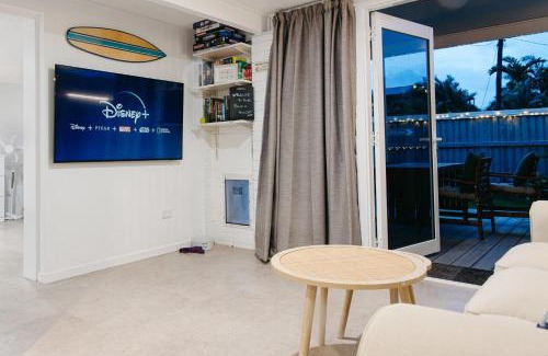 Moffat Beach Apartment | Moffat Beach Coastal Contemporary Unit B