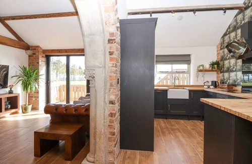 West Heslerton Cottage | MOLLY'S COTTAGE, pet friendly, with a garden in Rillington