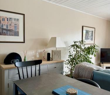 South Cerney House | Molly's Lodge - Cotswolds Lakeside Lodge